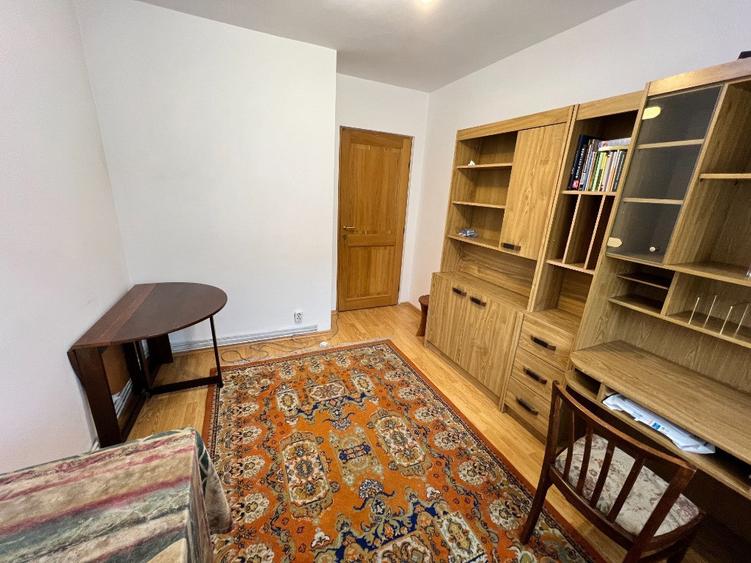 INCHIRIEZ apartament 4 camere decomandat, zona Vasile Aaron - 11