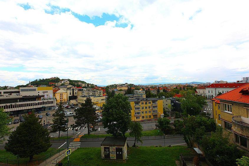 Apartament cu 4 camere decomandat în Centrul Istoric Apartament cu 4 camere decomandat în Centrul Istoric