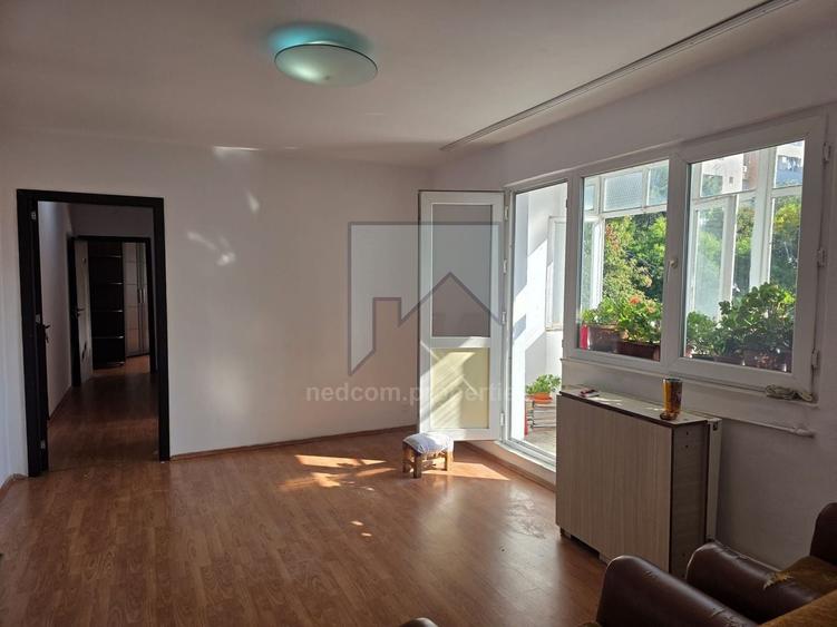 Apartament cu 3 camere semidecomandat, mobilat în Berceni