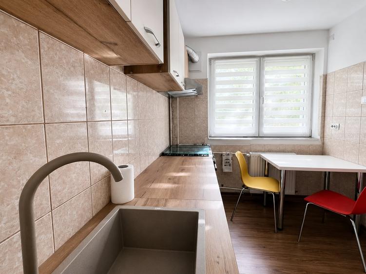 Apartament cu 3 camere decomandat, mobilat în Crângași