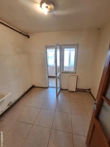 VAND SCHIMB APARTAMENT - INEL 2 ETAJ 2 3 Camere Decomandate cu 2 Baii - Balcon - Centrala Propri - 2