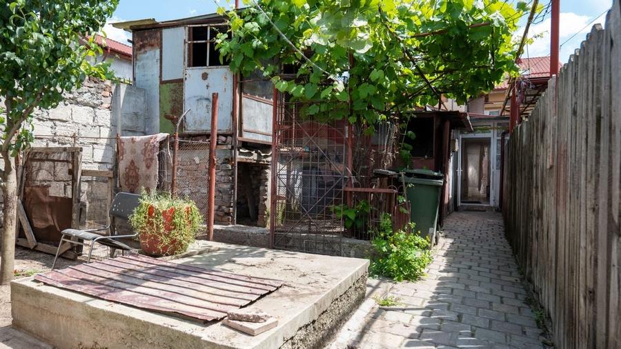 Oferta - casă de vânzare  si teren 241 mp, în zona Andronache - 12