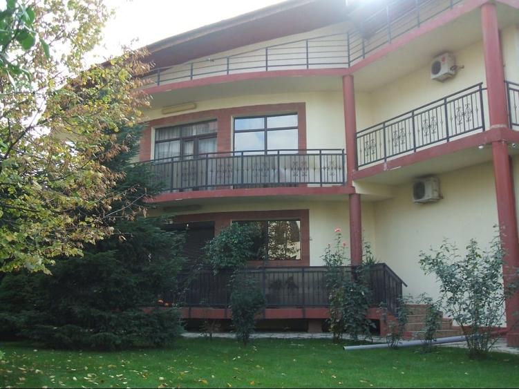 Vând o Vilă "Vip 1" - Ds.+P.+1Et.+M. - 14 cam. mari, o casă și 2 terenuri - 1