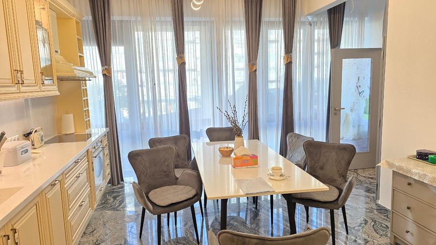 Vand apartament 4 camere deosebit in Deva, bld. Decebal (ultracentral), etaj 1 - 1