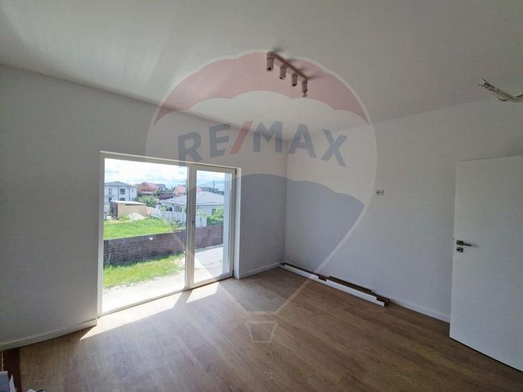 Casă / Vilă - 132,5 mp  , teren - 264 mp  / zona Cârcea - 10