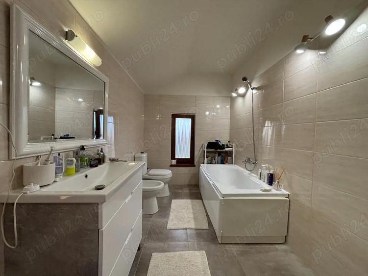 Jumatate de duplex, cu intrare separata ?i delimitare clara a spa?iilor, fara utilizari comune. - 9