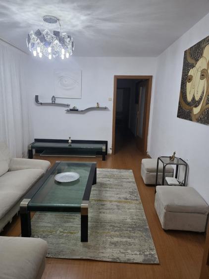Apartament cu 4 camere decomandat în Apusului