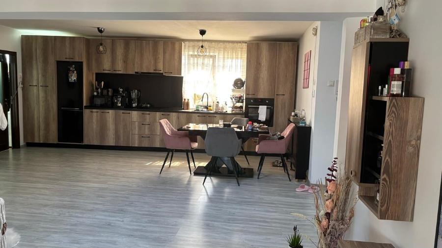 Apartament cu 3 camere decomandat, mobilat în Vitan