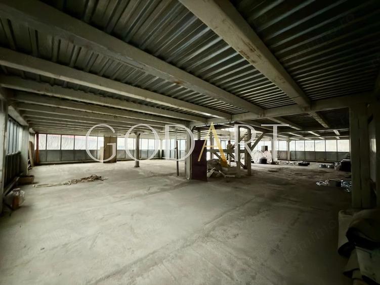 Spațiu comercial, de 1,000 mp, în Central