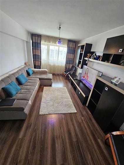Apartament cu 3 camere decomandat în Buzaului
