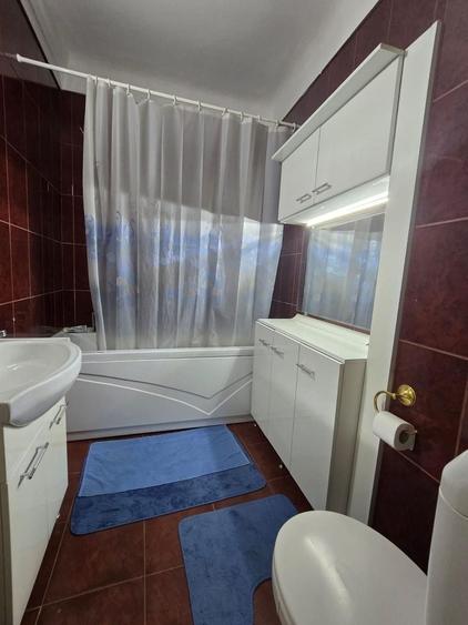Apartament cu 4 camere decomandat, mobilat în P-ța Victoriei