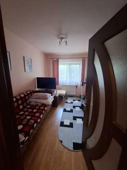 Apartament cu 4 camere semidecomandat în Tractorul