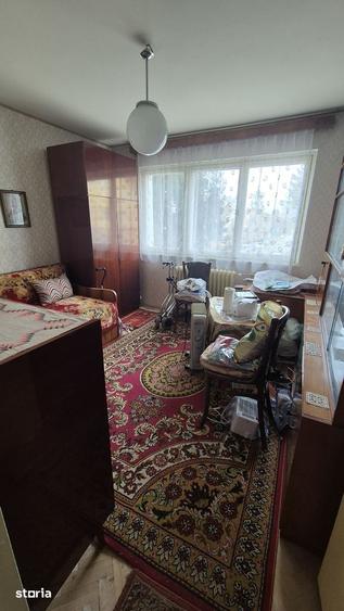 Apartament cu 3 camere semidecomandat în Tractorul