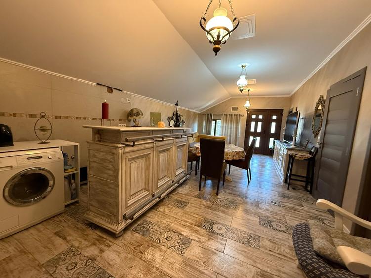 Spațiu comercial+locuință la mansardă,3 dormitoare, living,5 băi, teren 715 mp - 16