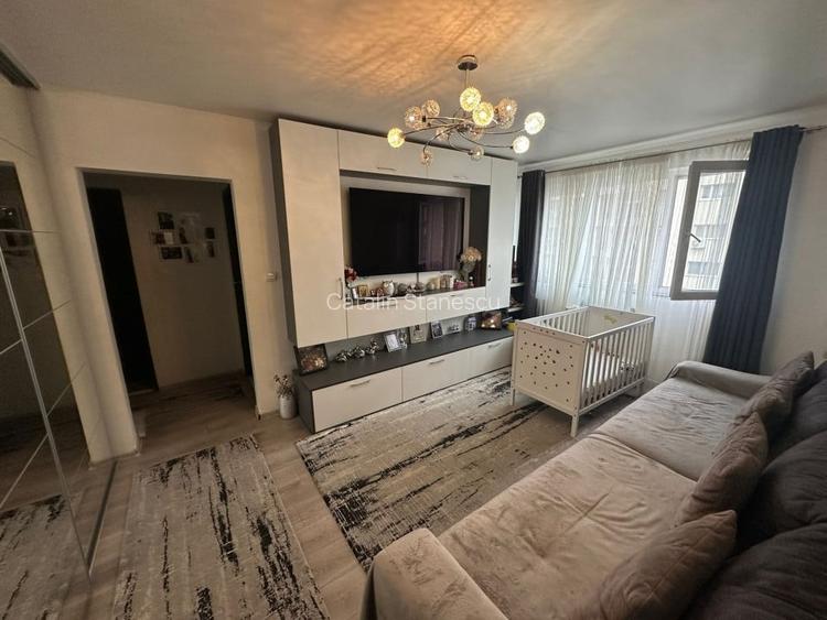 Apartament cu 3 camere semidecomandat în P-ța Muncii Apartament cu 3 camere semidecomandat în P-ța Muncii