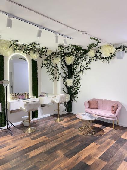 Inchiriere posturi salon - 3