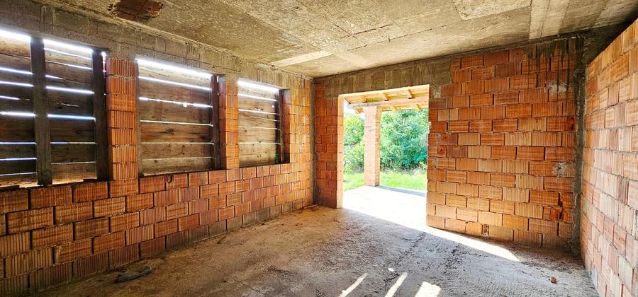 Proprietate la rosu, situata la 15 km de Piatra Neamt - 1