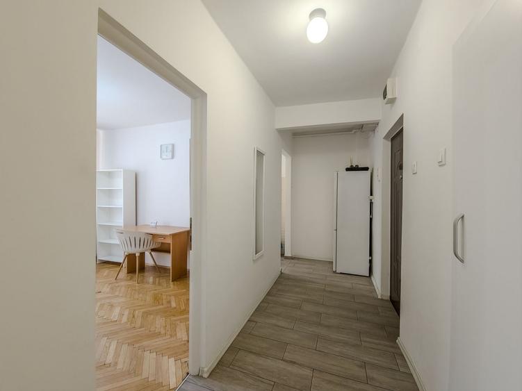 Apartament cu 3 camere decomandat, mobilat în Central