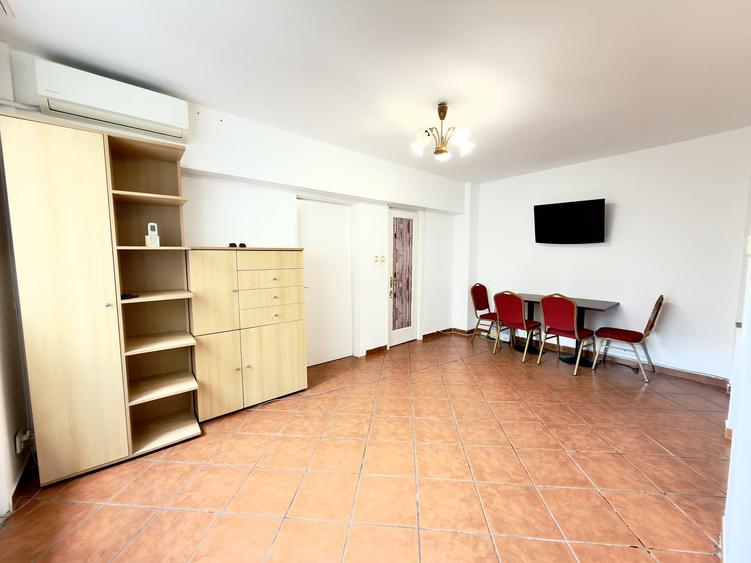 Apartament cu 3 camere semidecomandat, mobilat în Calea Victoriei