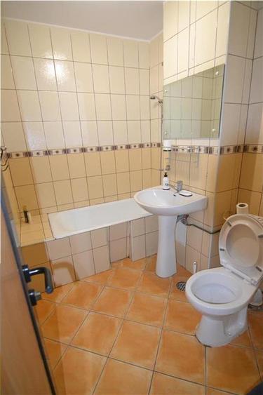 Apartament 3 camere decomandat intrare Răcădău, Str. Carpați - 14