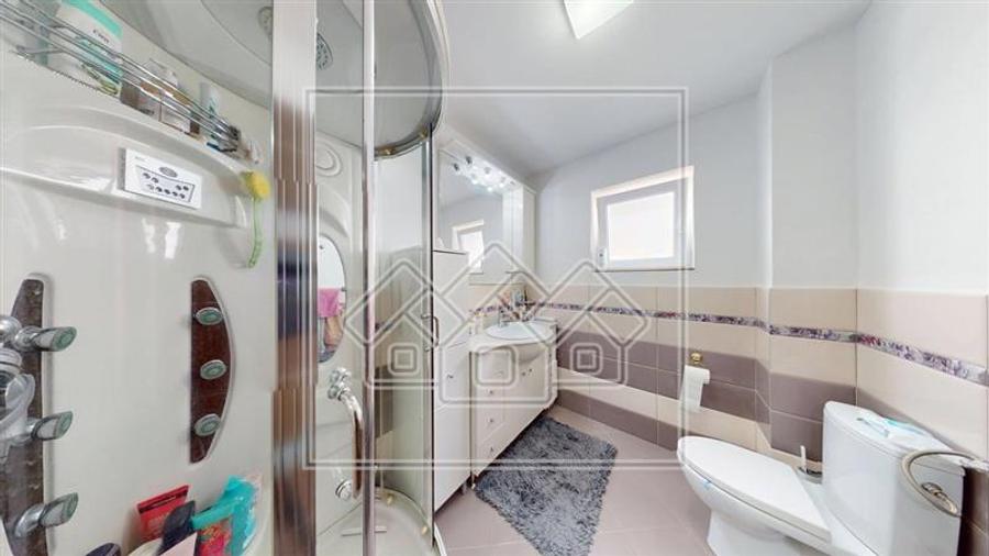 Apartament cu 3 camere decomandat în Șelimbăr