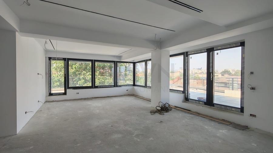 Apartament cu 5 camere decomandat în Parcul Carol