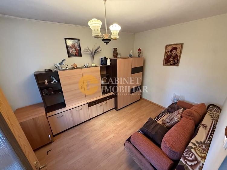 Apartament cu 3 camere semidecomandat, mobilat în Podu Roș
