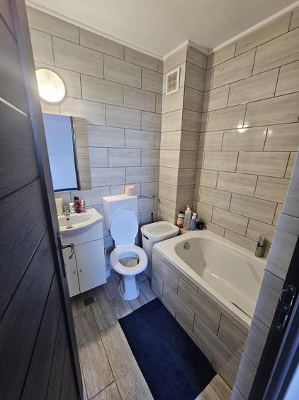 Apartament cu 3 camere decomandat în Jucu