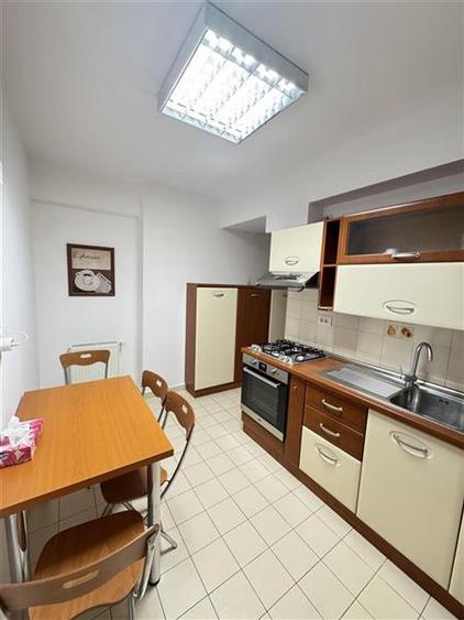 Apartament cu 3 camere semidecomandat în Herăstrău