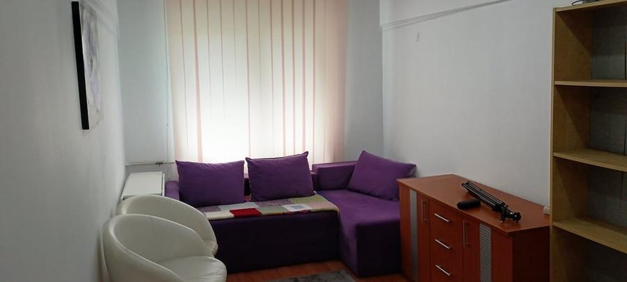 Apartament cu 3 camere semidecomandat în Tineretului
