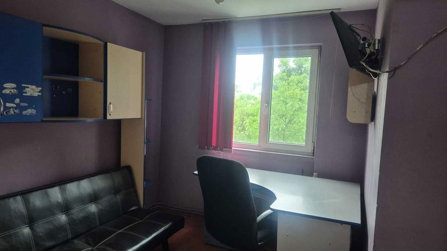 Apartament cu 3 camere decomandat în Exterior Vest