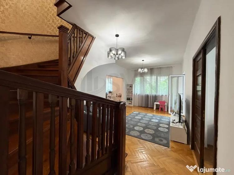 Casă cu 5 camere cu Teren 205 Mp în Polonă