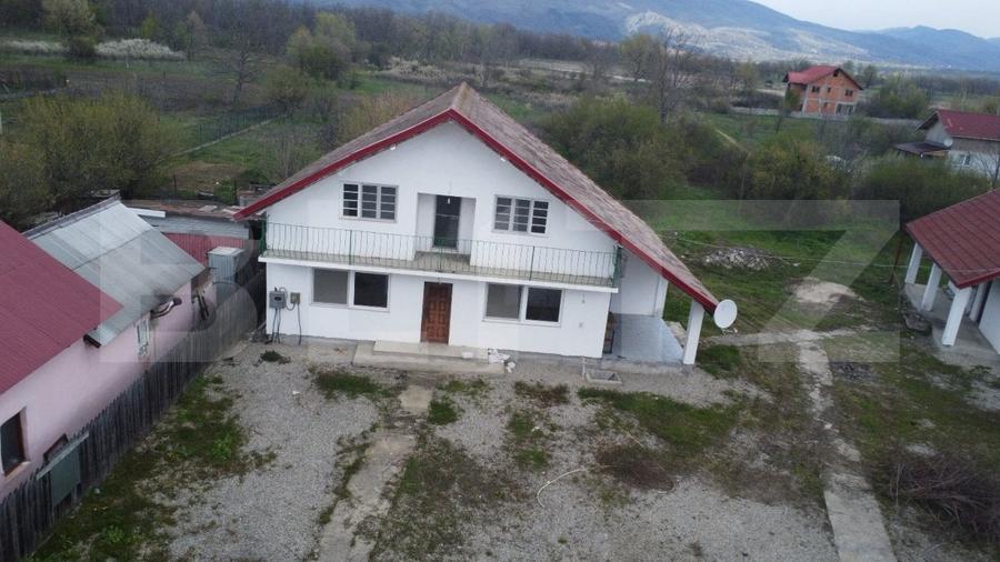 Casă individuală cu 6 camere cu Canalizare în Arcani