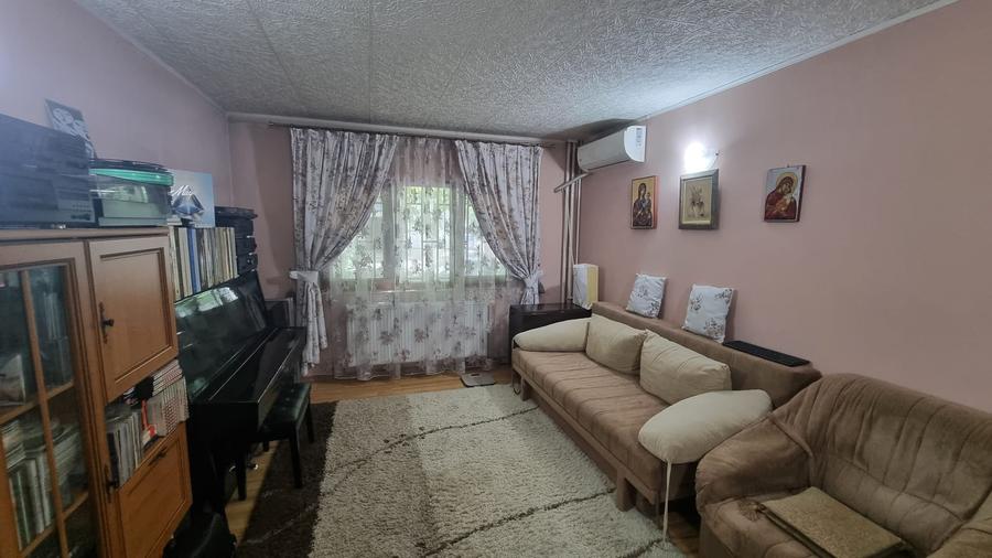 Apartament cu 4 camere decomandat în Nicolina