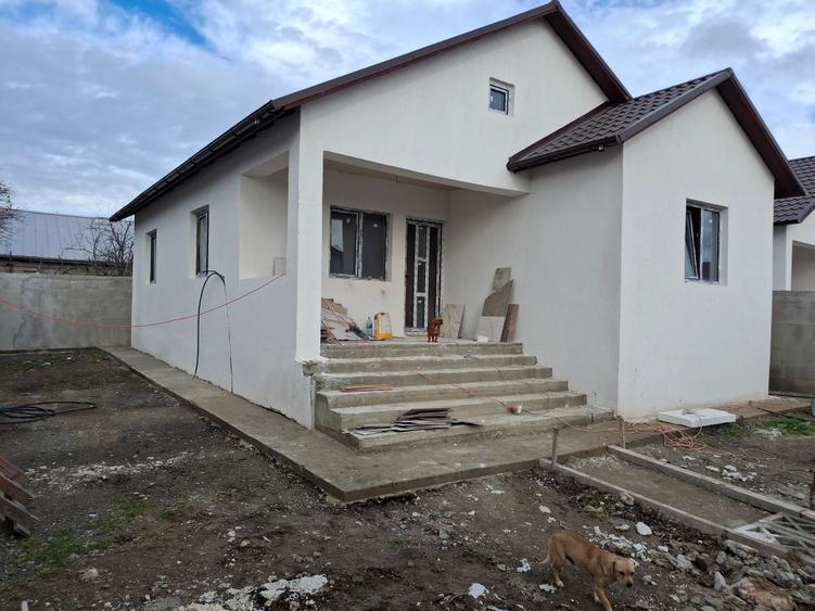 Vindem Casa in Lumina - 1