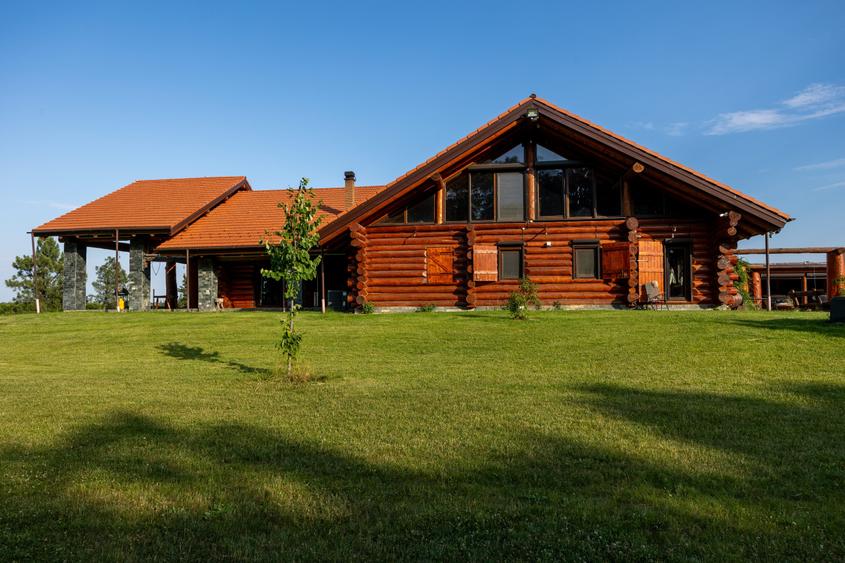 Proprietate Spectaculoasa - Sanctuar de liniste - Teren 4.7Ha - 1.000 MP Utili - 17