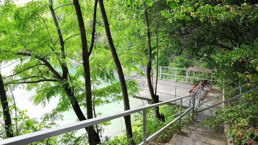 Vand 2 case de vacan?a pe malul Lacului Paltinu - 6