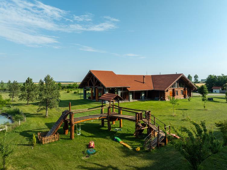 Proprietate Spectaculoasa - Sanctuar de liniste - Teren 4.7Ha - 1.000 MP Utili - 1