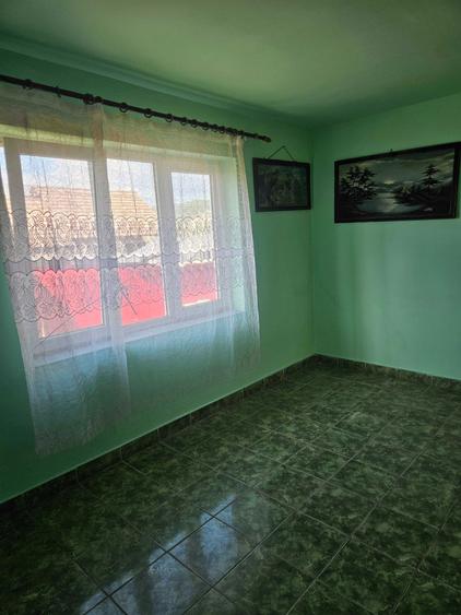 Casa ComCarta judSibiu curte si gradina 3 camere hol baie grajd sura magazie pivnita Apa gazul la poarta si curent Fantana in curte Zona buna PRET NEG - 3