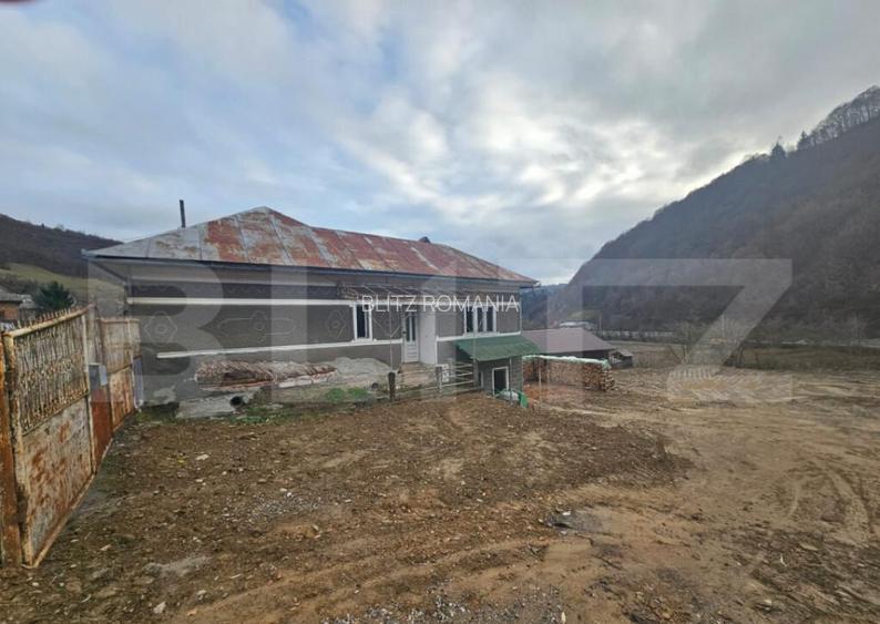 Casa veche cu 4 camere, demisol, teren 300 mp, zona Campen