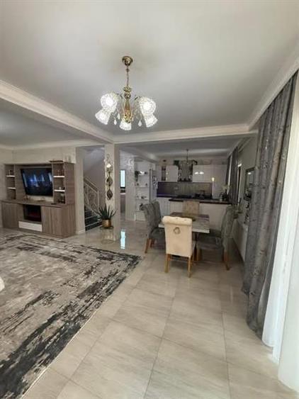 Duplex cu 5 camere cu Teren 200 Mp în Central