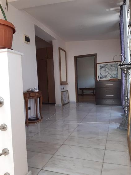 Arh. mediteraneana,constr.2012,garaj demisol 120 mp,7 camere,5 bai,7 min metrou - 2