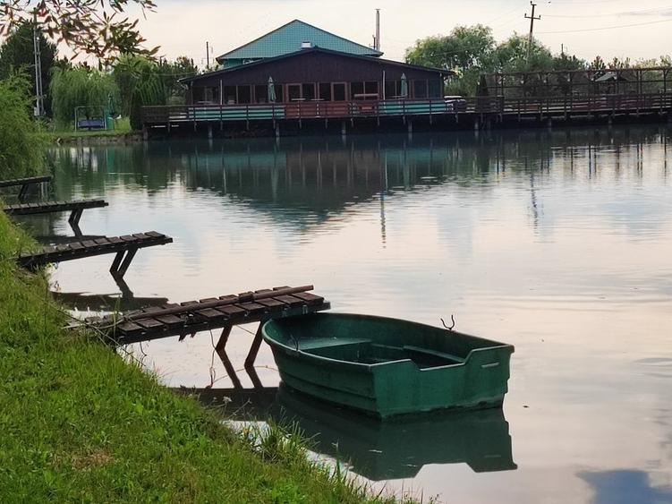 Teren privat cu amenajari ptr evenimente,cazare și pescuit sportiv. - 1