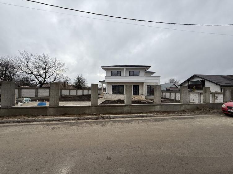 Vand casa in Aroneanu in cenntru - 1