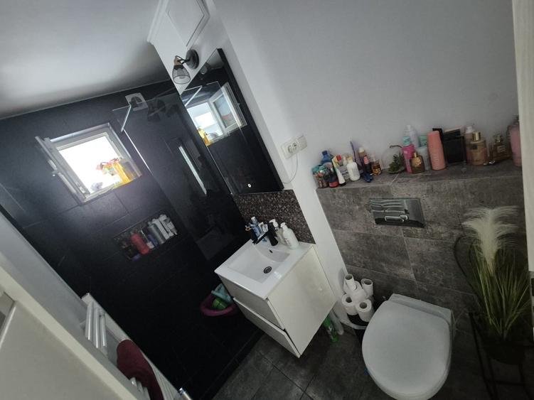 Apartament cu 3 camere semidecomandat, mobilat în Hipodrom