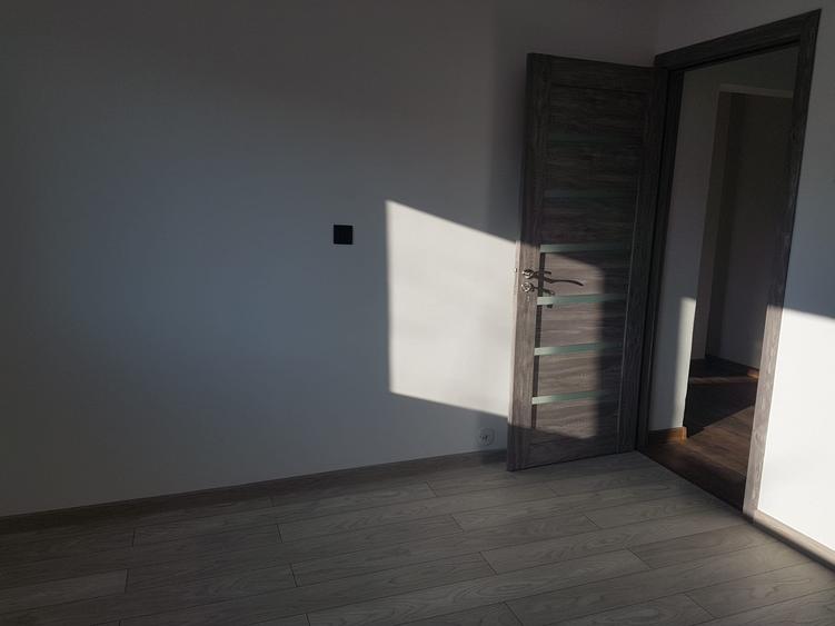 Apartament doua camere, decomandat, etaj 4, cu sarpanta, renovat modern, stradal - 25