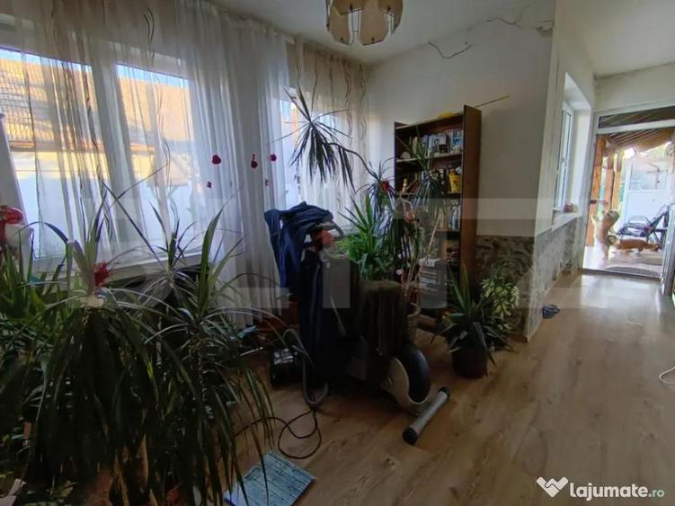 Casa cu 3 camere,baie, bucatarie,anexe.pivni?a teren 800 m - 2