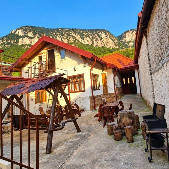 Casă cu 6 camere cu Canalizare în Băile Herculane