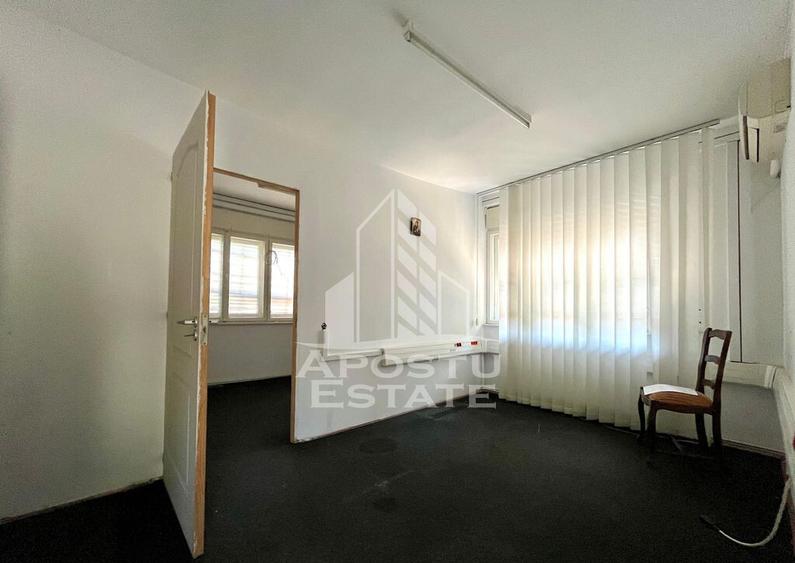 Casa cu 5 camere, 2 bai, pretabila pentru birouri. Girocului - 14