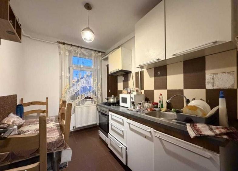 Proprietar vand apartament cu 3 camere, decomandat, situat la etajul 3 - 6